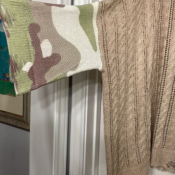 Gorgeous POL OVERSIZED TAN/ CAMOUFLAGE DISTRESSED SWEATER MEDIUM (XL/12/14) - Picture 6 of 7